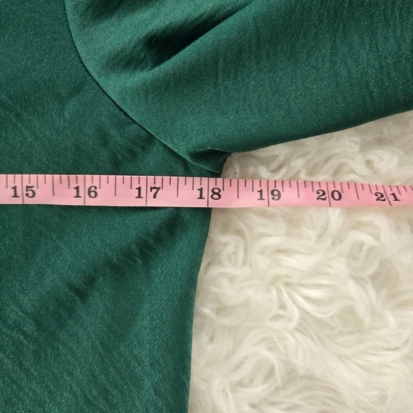 Olia Emerald Green Bell Sleeve Cowl Neck top. Size Small. New.Stylish green co - Picture 7 of 11